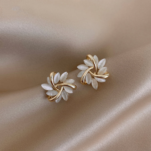 Elegantní zlaté náušnice opalové lístky