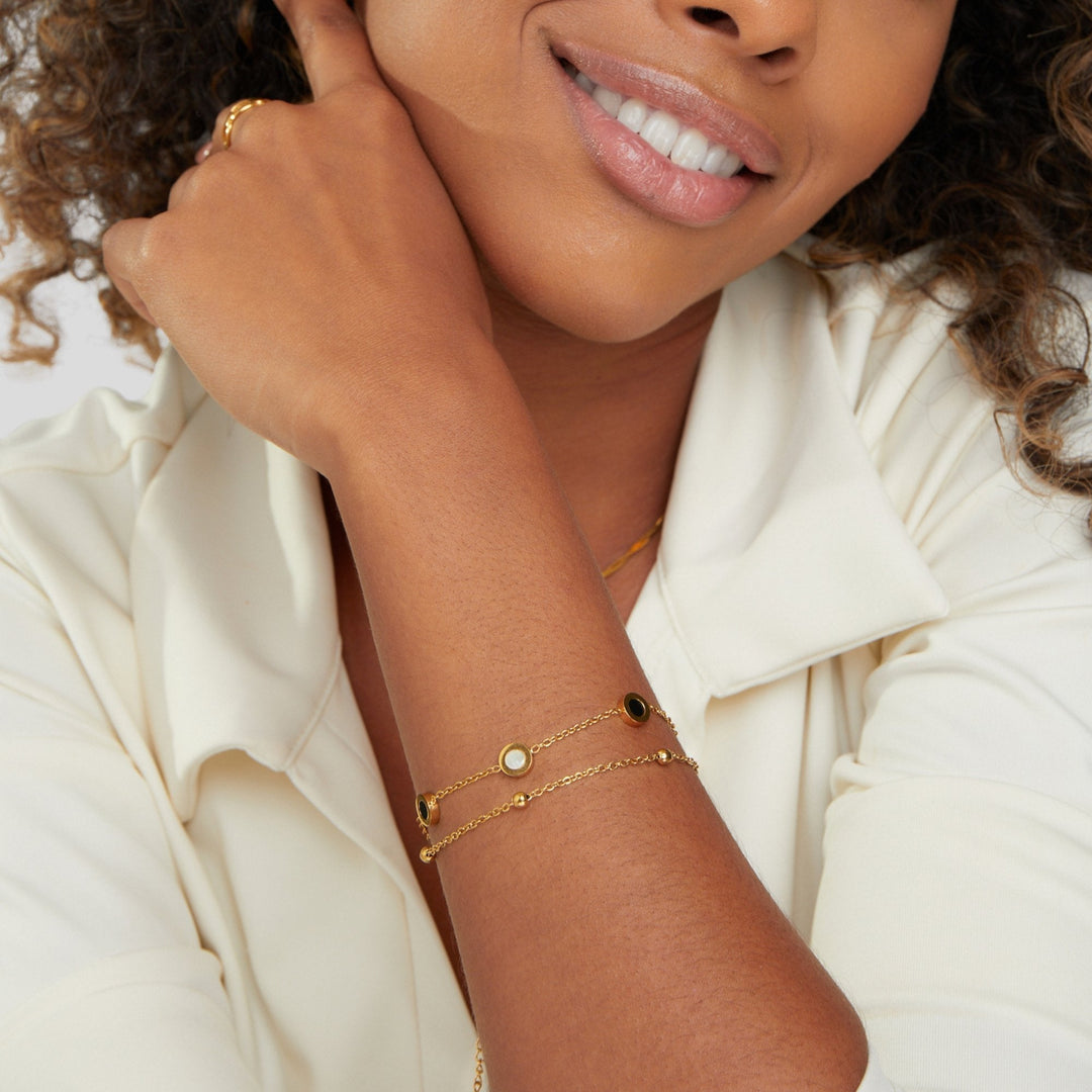 Náramek s onyxem a bílým kamenem